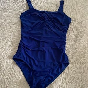 Lands’ End one piece underwire bathing suit size 12 DDD.